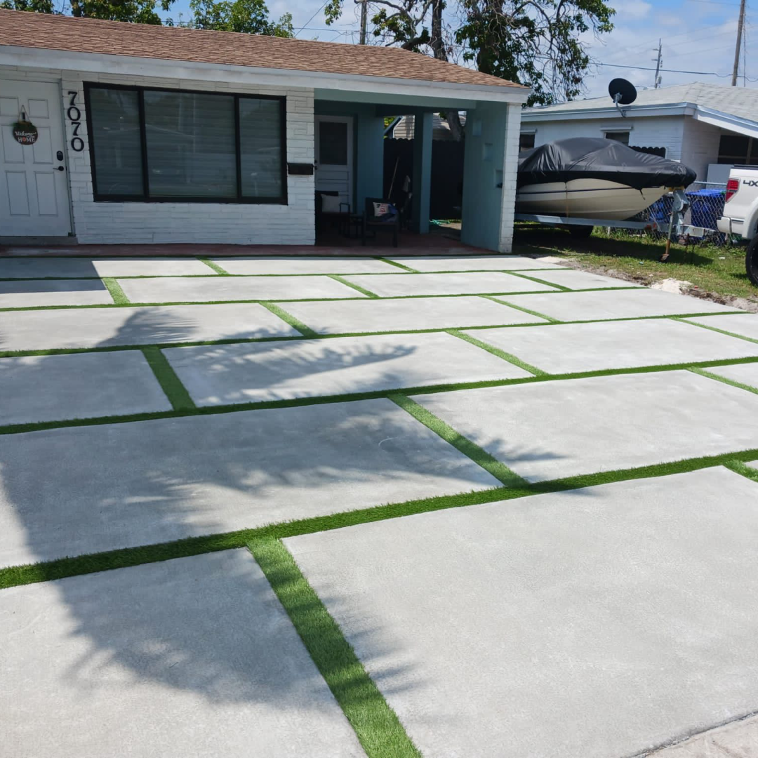 Piso de concreto en miami con bloques simétricos y grama artificial.