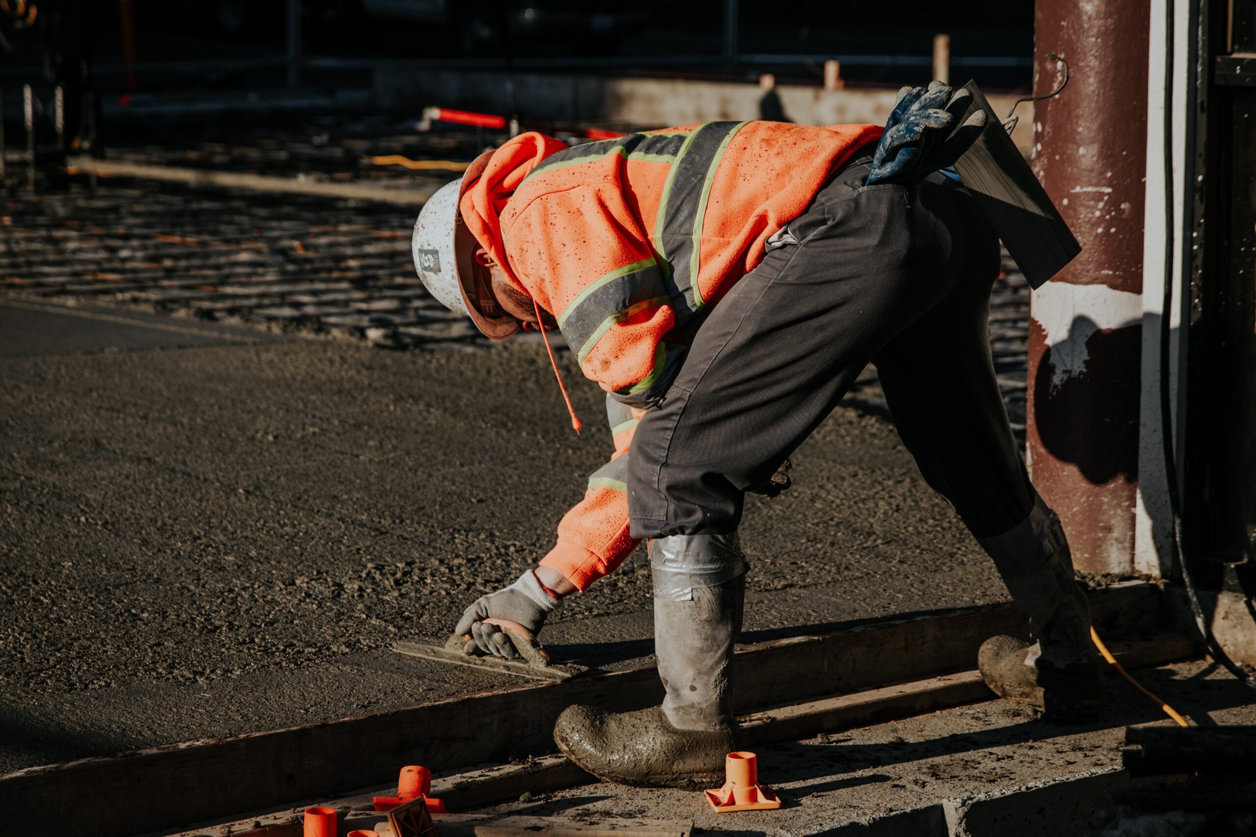 trabajador aplanando el cemento, concreto u hormigón